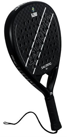 Salming Hero S21 Attack 2022 recension, test, review. Detta är ett mångsidigt padelracket med mycket fart i.