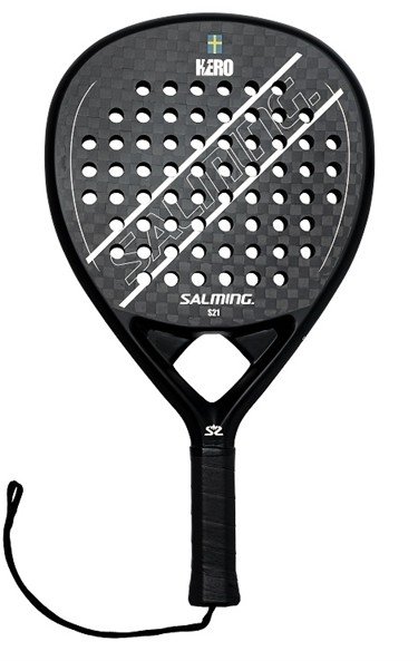 Salming Hero S21 Attack 2022 test, recension, review. Detta är ett allround padelracket som lutar lite mer åt det offensiva och fartfyllda håller. Välbyggt och bra prissatt.