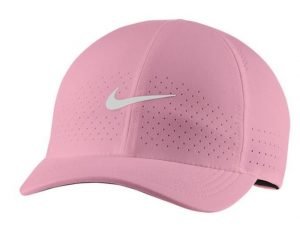 Nike Court AeroBill Advantage i rosa färg. Denna modellen är bekväm och andas utmärkt. Perfekt padelkeps.