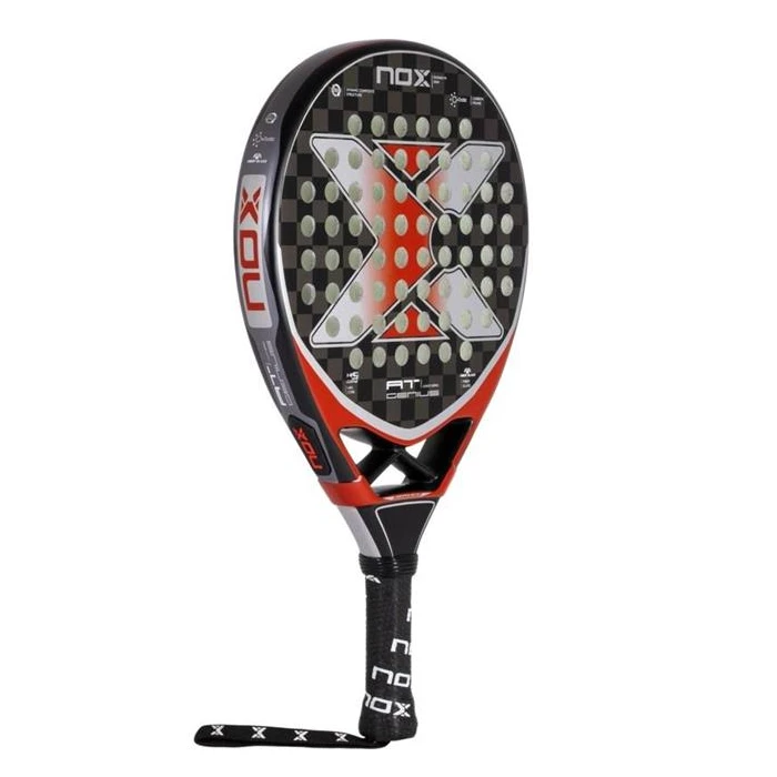 Nox AT10 Genius Junior 2023 är ett mångsidigt padelracket för barn och juniorer. Perfekt för att lära sig alla typer av slag.
