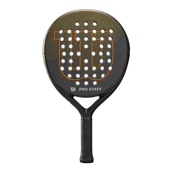 Wilson Pro Staff V2 2023 är ett padelracket med räfflad yta. Tack vare den strukturen kan det generera mer skruv i slagen.