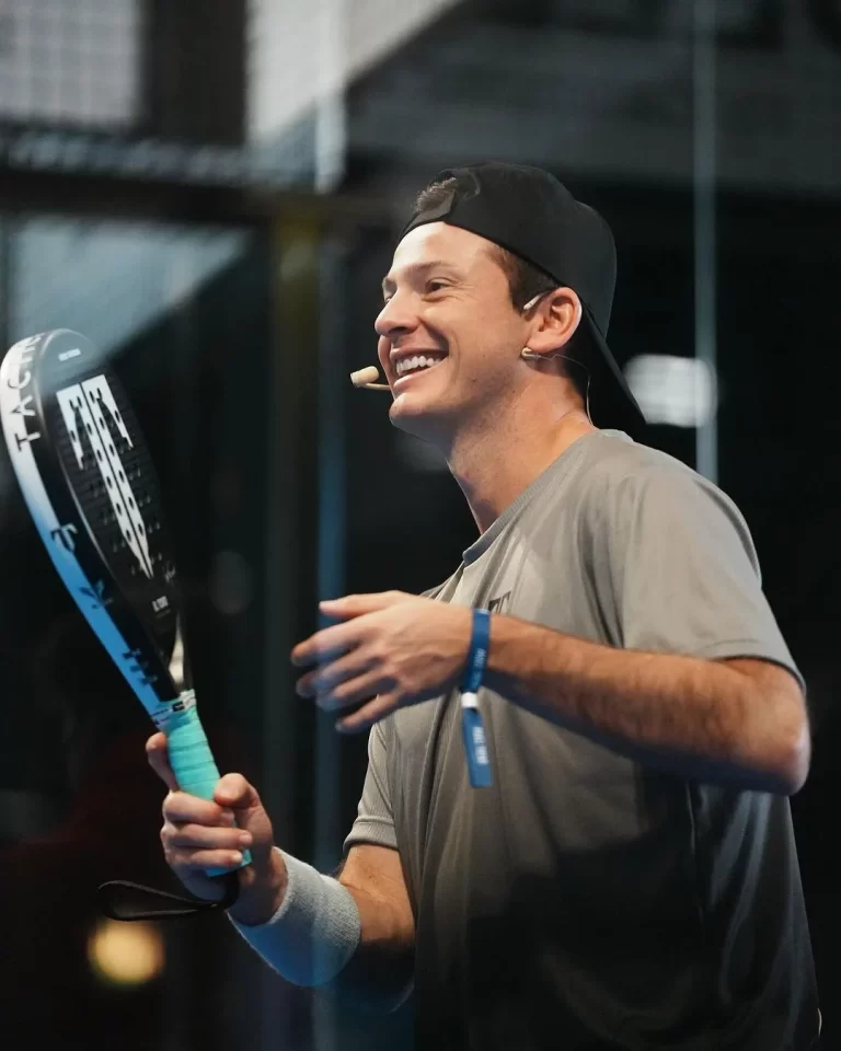 Cayetano Rocafort och hans padelracket för 2024, som är en modell från Tactical Padel.