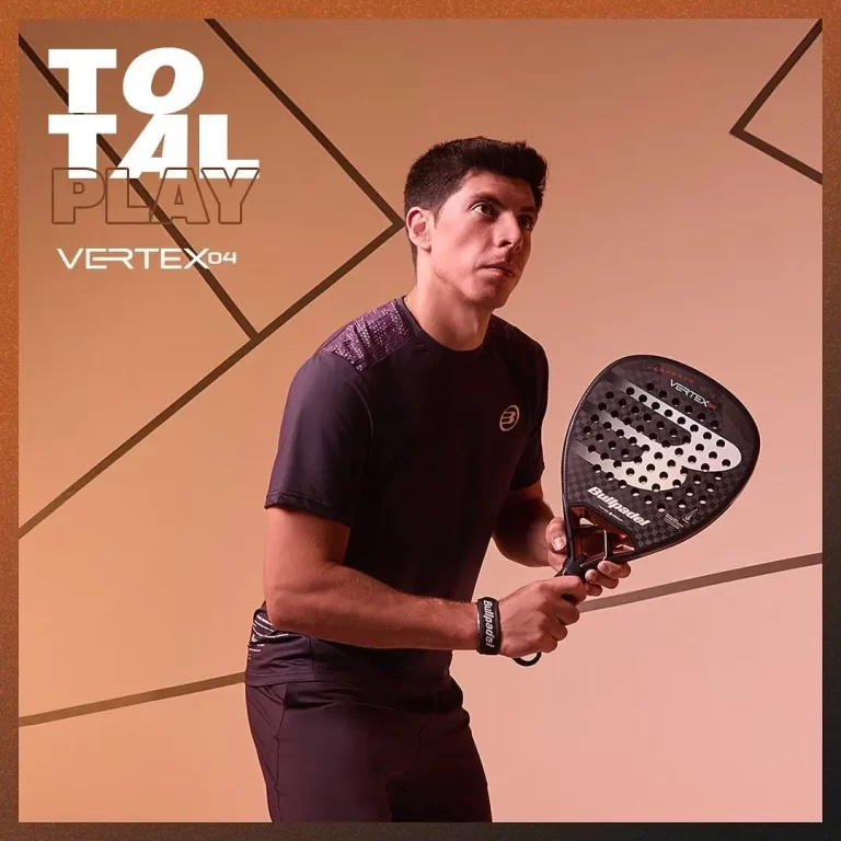 Juan Tello med sitt padelracket 2025 som är Bullpadel Vertex 04.