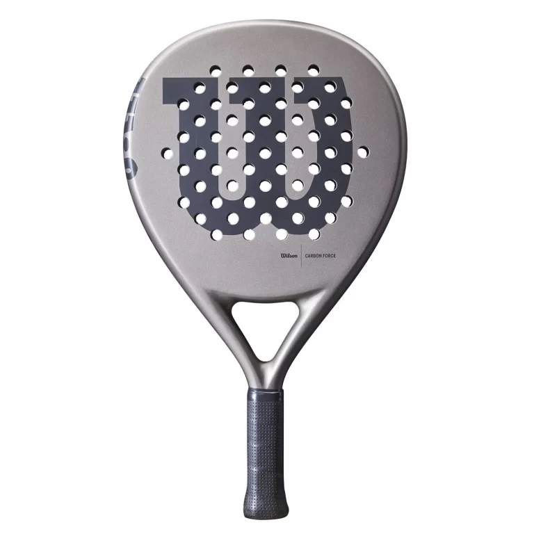 Wilson Carbon Force V2 är ett fartfyllt padelracket för nybörjare, den har en diamantform och passar spelare som tidigare har spelat någon annan racketsport.