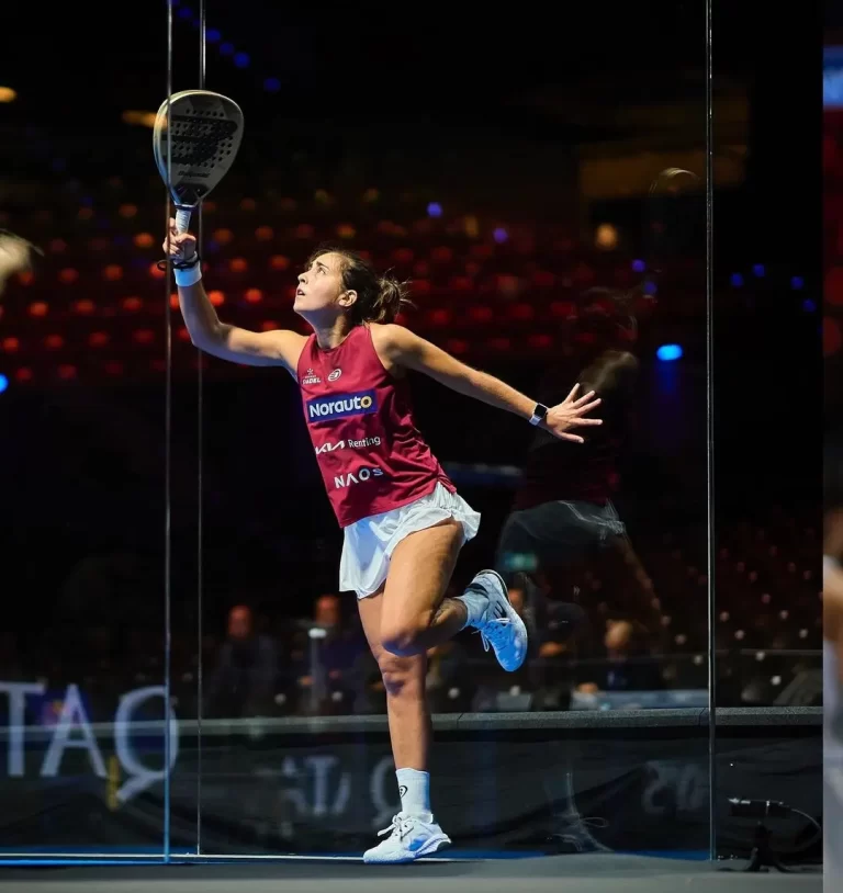 Jessica Castelló med sitt racket för 2025 som är ett Bullpadel Vertex 04 W.