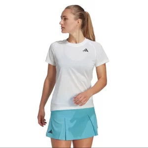 Adidas Club Tee padel t-shirt är tunn och lätt att bära. Den avleder svett effektivt.