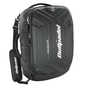 Bullpadel Pro Backpack Black Hard är en av de bästa padelryggsäckarna just nu. Tack vare ett hårt skal framtill skyddas racken effektivt.