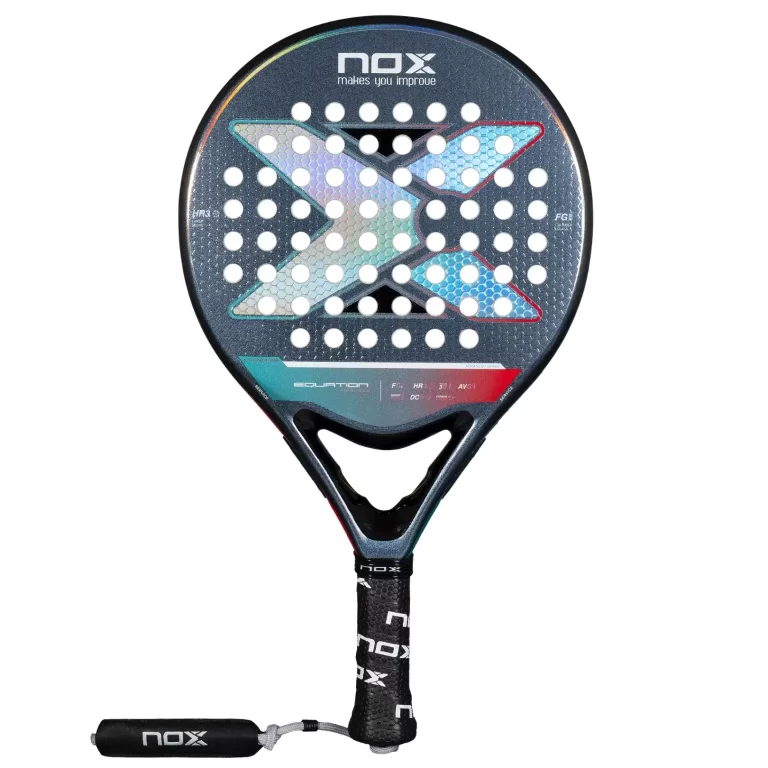 NOX Equation Light är ett billigt racket inom padel. Det har en lägre vikt än standard och är enklare att manövrera tack vare detta.