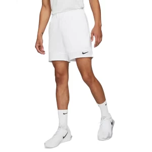 Nike Court Advantage är bra padelshorts för herr. De är helvita med en diskret Nike-logga på sidan, vilket gör att dom passar oavsett vad man har för andra märken på kläderna.