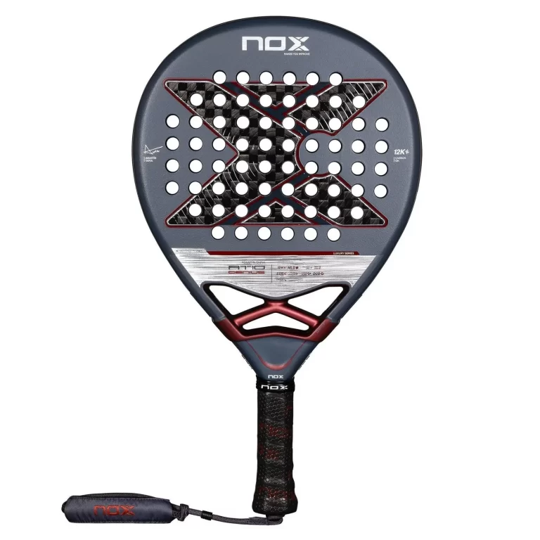 Nox AT10 Luxury Genius 12K är bästa padelracket för medel nivå. Den är mycket mångsidig och erbjuder både fart och kontroll i slagen.