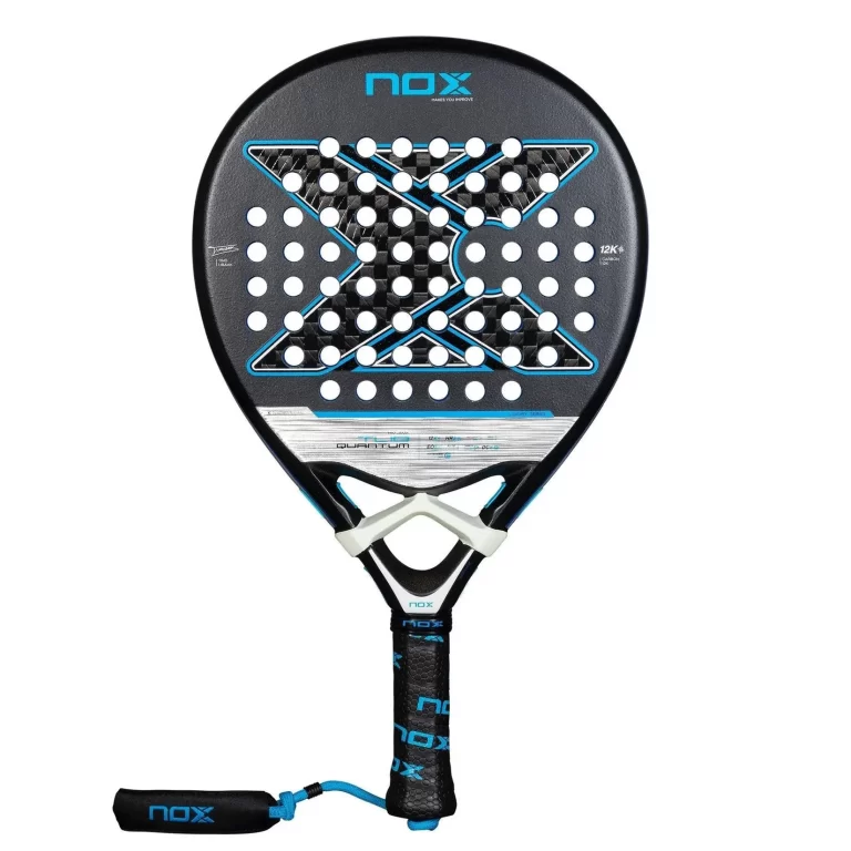 Padelracket Nox TL10 Quantum har en ruggad yta som går att sätta bra med skruv på bollen.