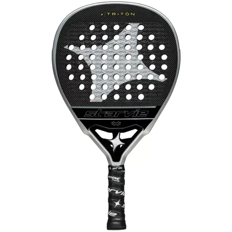 StarVie Triton är ett bra padelracket med räfflad yta som levererar mycket spin på bollarna.