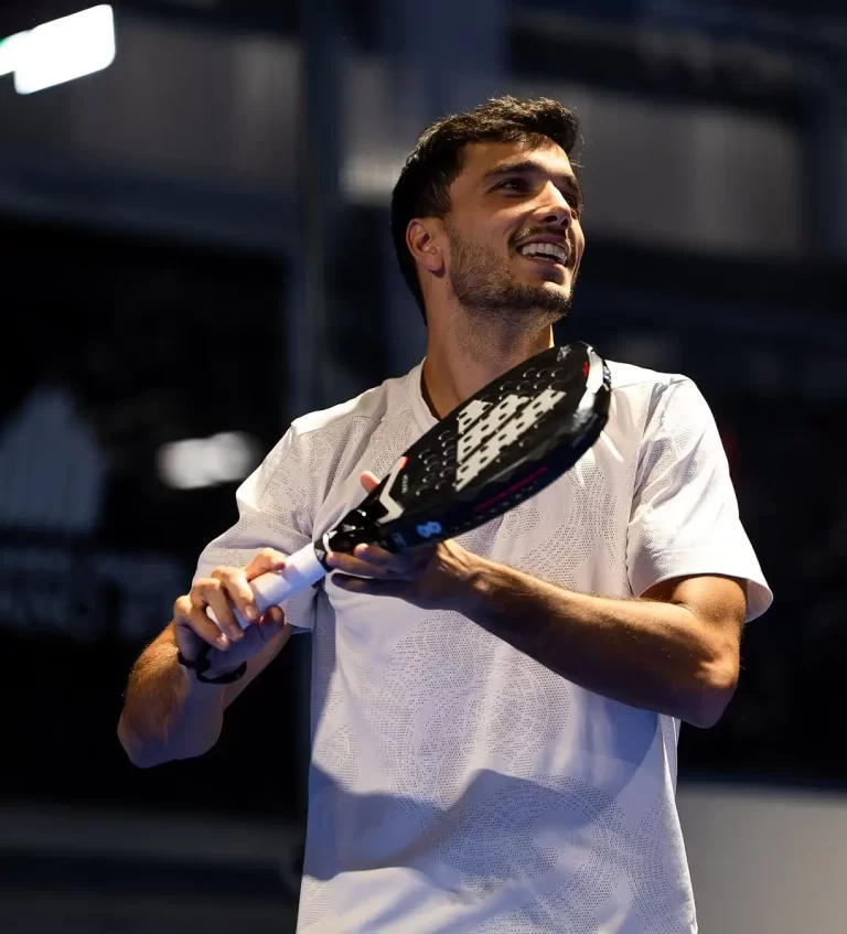 Ale Galan och hans padelracket för 2025 som är Adidas Metalbone.
