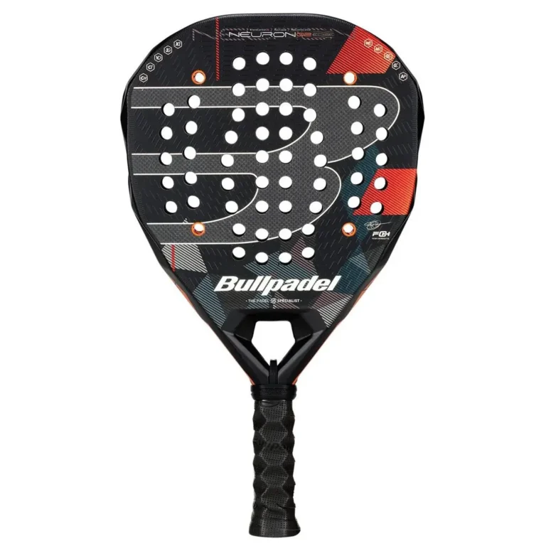Bullpadel Neuron 02 Edge 2026 är Fede Chingottos racket och det är ett offensivt och fartfullt racket.