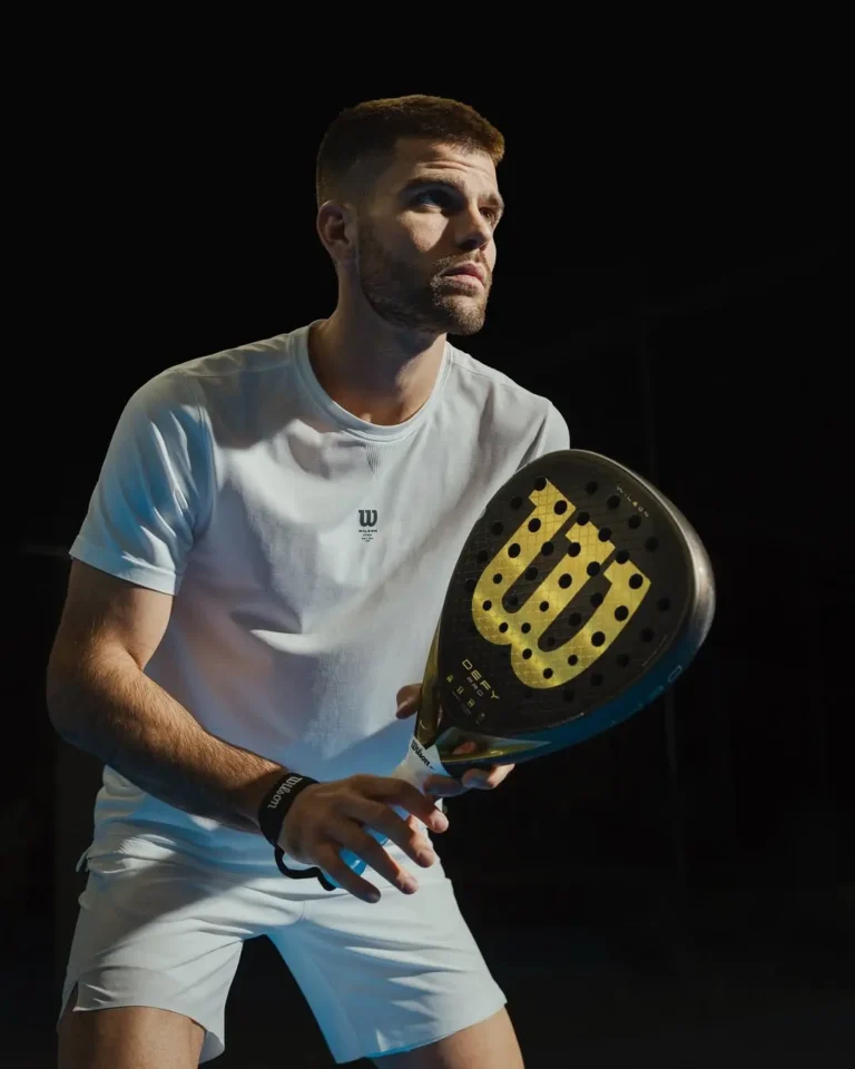 Javi Garrido med sitt racket 2026 som är Wilson Defy Pro. En offensiv modell för aggressiva spelare.