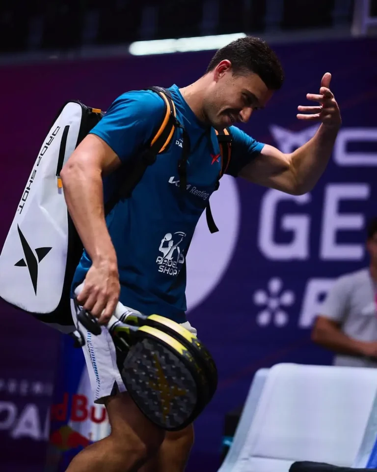 Det brasilianska padelproffset Lucas Campagnolo med sitt racket från Drop Shot som han kommer spela med under säsongen 2026.